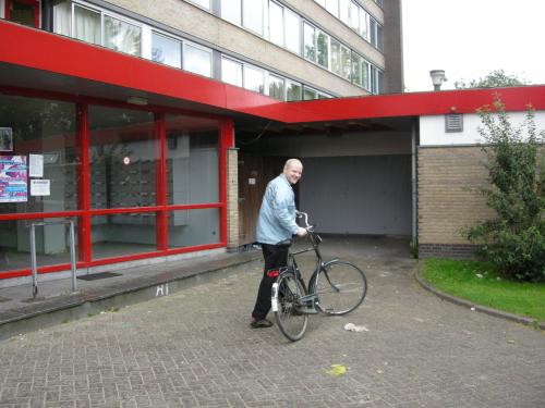 Житель Гронингена приехал или уезжает на велосепеде