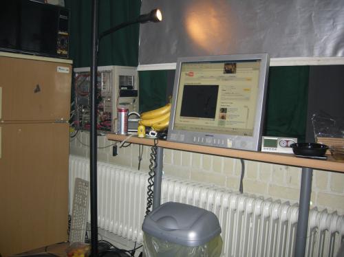 Компьютер и обстановка в квартире жителя Гронингена