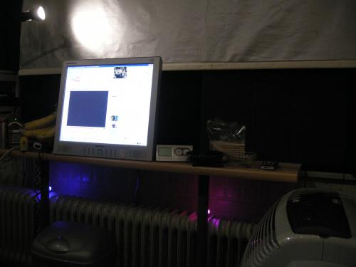 Компьютер и обстановка в квартире жителя Гронингена при выключенном свете